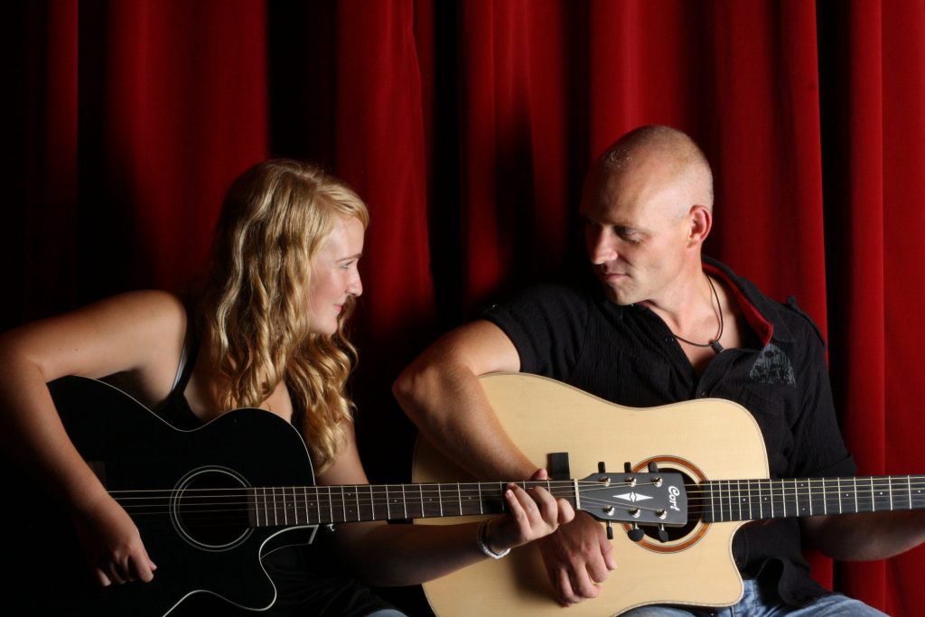 DJ Markus im DUO-Gesang mit Gitarren in der Hand