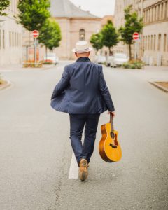 DJ Markus mit einer Gitarre